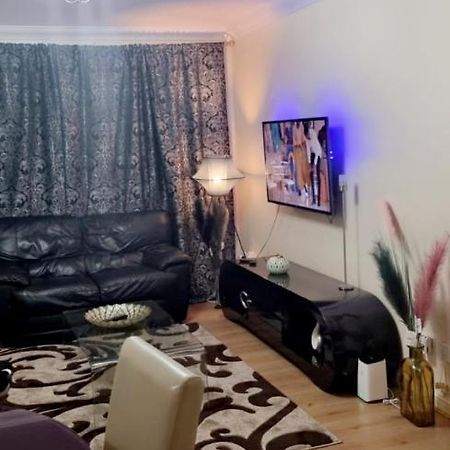 2 Bedroom Apartment - Greater London Dagenham Eksteriør bilde