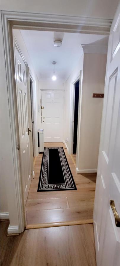 2 Bedroom Apartment - Greater London Dagenham Eksteriør bilde