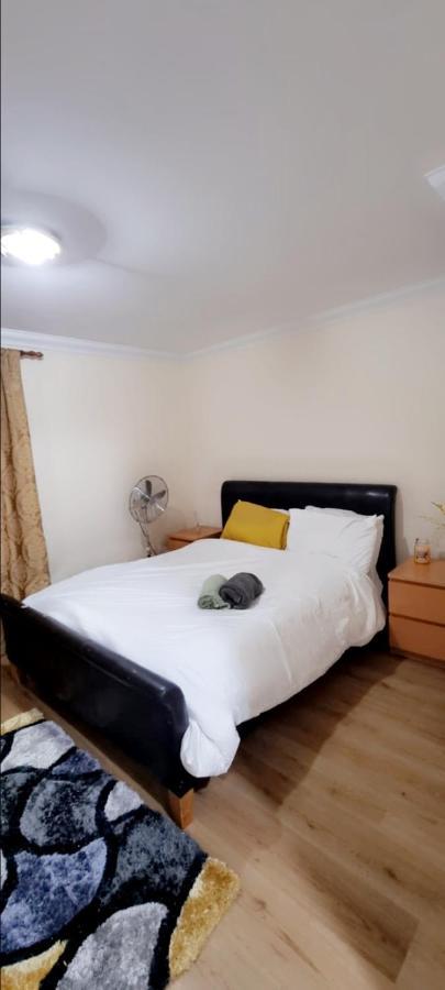 2 Bedroom Apartment - Greater London Dagenham Eksteriør bilde