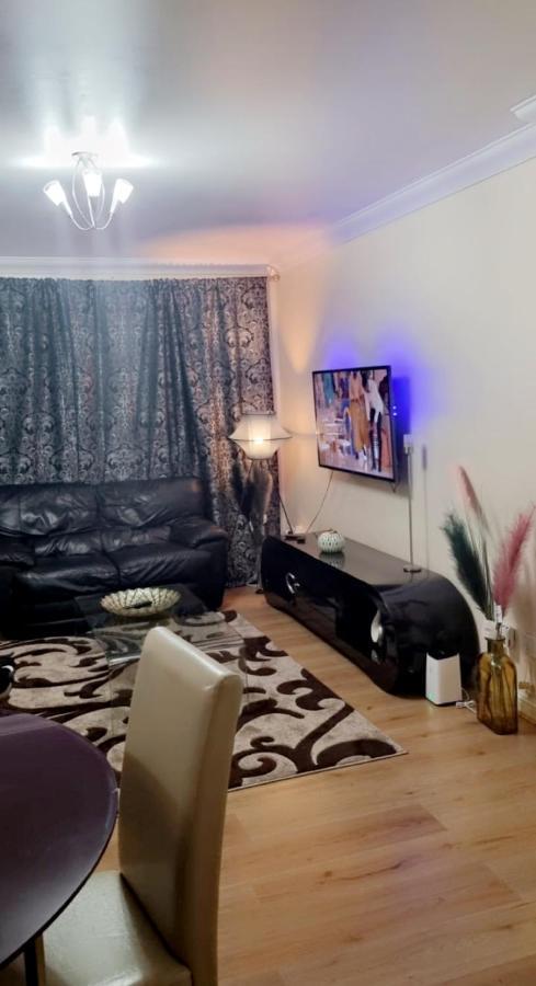 2 Bedroom Apartment - Greater London Dagenham Eksteriør bilde