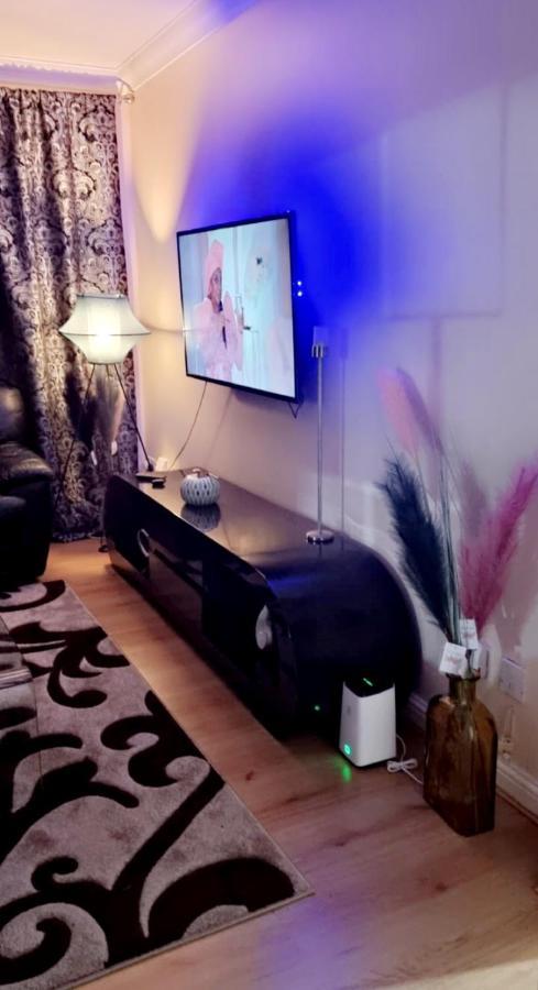 2 Bedroom Apartment - Greater London Dagenham Eksteriør bilde