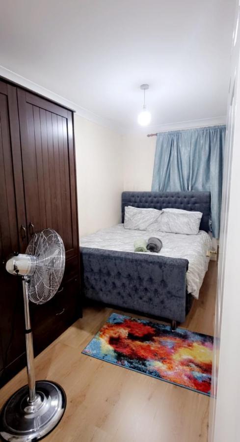 2 Bedroom Apartment - Greater London Dagenham Eksteriør bilde