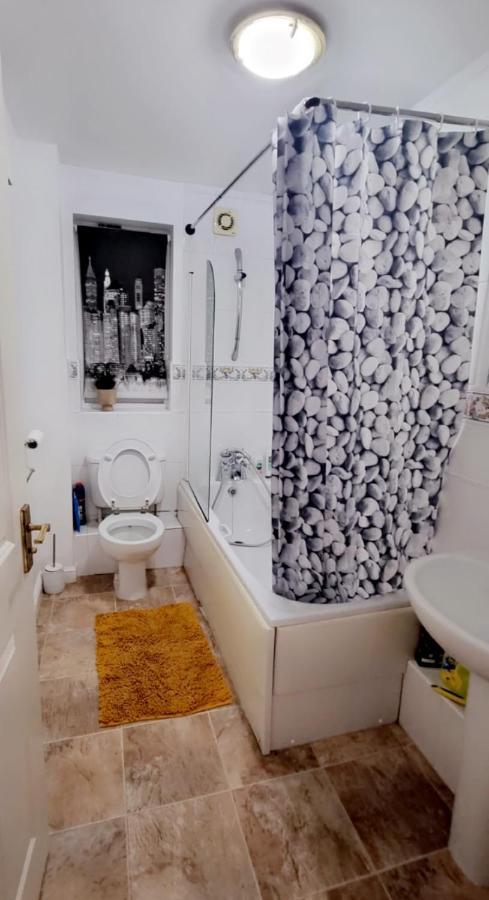 2 Bedroom Apartment - Greater London Dagenham Eksteriør bilde