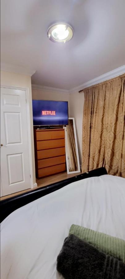 2 Bedroom Apartment - Greater London Dagenham Eksteriør bilde