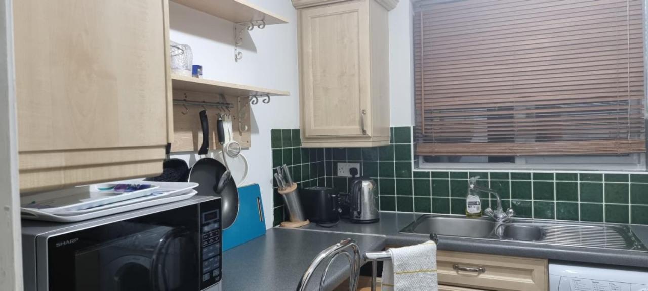 2 Bedroom Apartment - Greater London Dagenham Eksteriør bilde