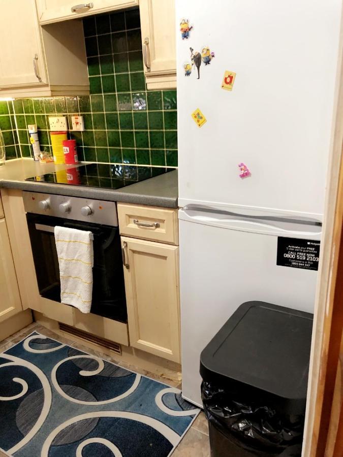 2 Bedroom Apartment - Greater London Dagenham Eksteriør bilde
