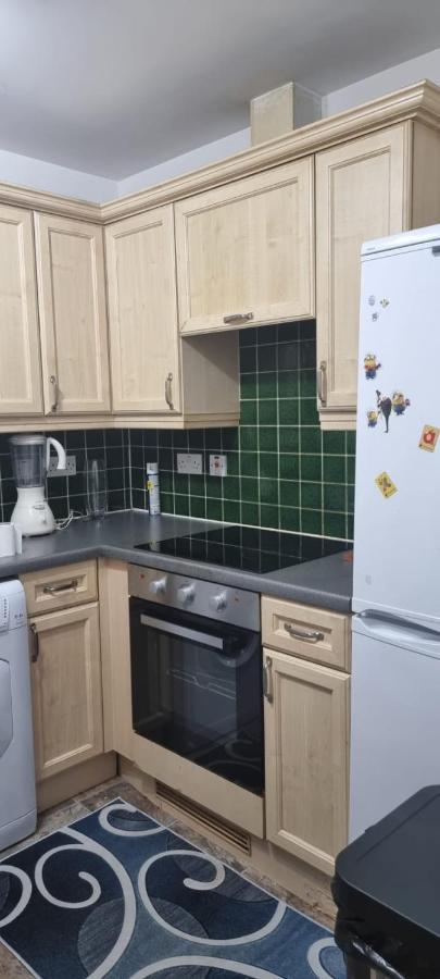 2 Bedroom Apartment - Greater London Dagenham Eksteriør bilde